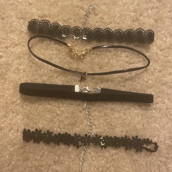 NIB FOUR PIECE WOMENS JEWELRY BLACK CHOCKER NECKLACE LAYERING BUNDLE - Picture 2 of 5